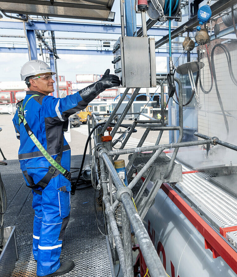 cotac cleaning of a tank container